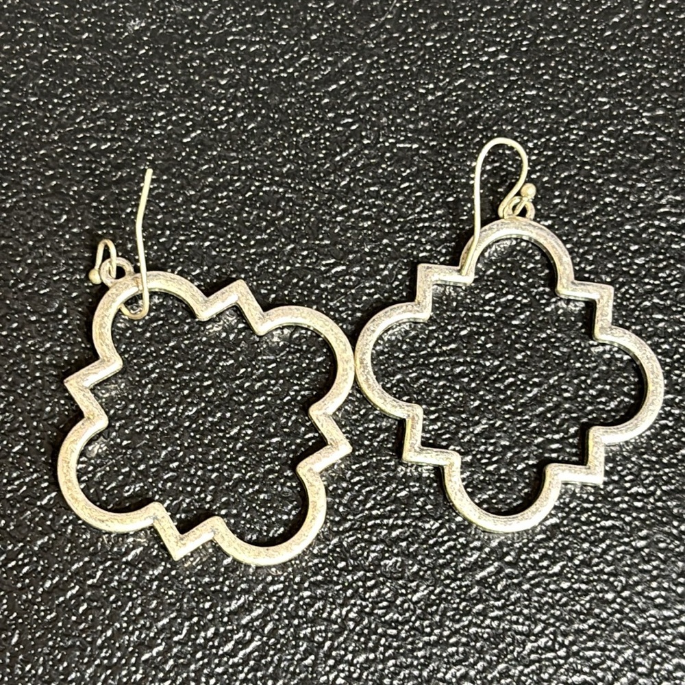 POMINA Quatrefoil Clover Silver Tone Dangle Drop Earrings - Picture 3 of 4